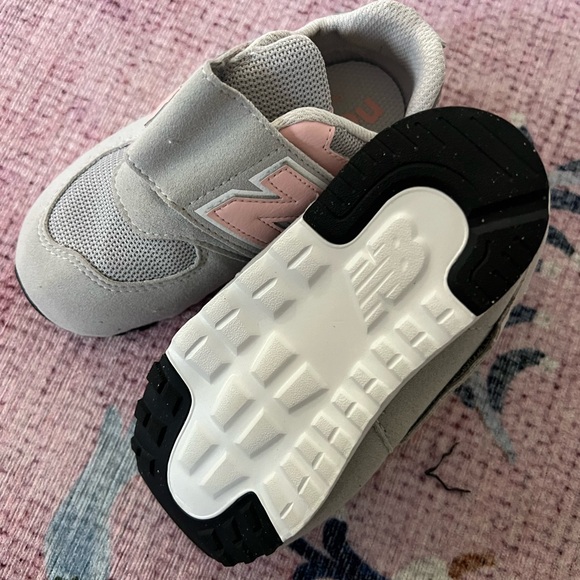 New Balance Kids' Sneakers in Beige and Pink 8.5 toddlers - Picture 2 of 3
